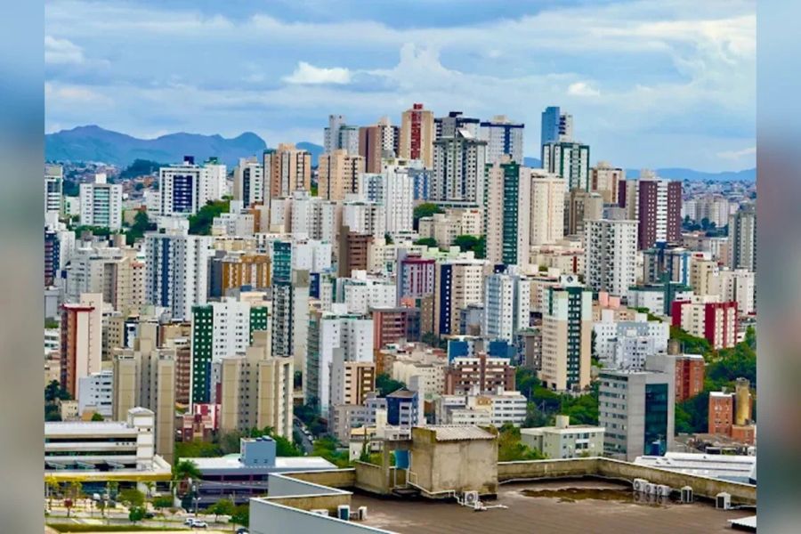 Falta de água há duas semanas leva condomínios do Buritis, em BH, a contratar caminhões-pipa