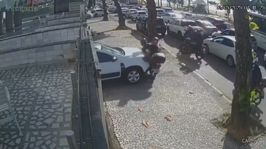 Motociclista invade calçada e provoca acidente ao colidir com carro que saía de prédio em Jaboatão dos Guararapes (PE)