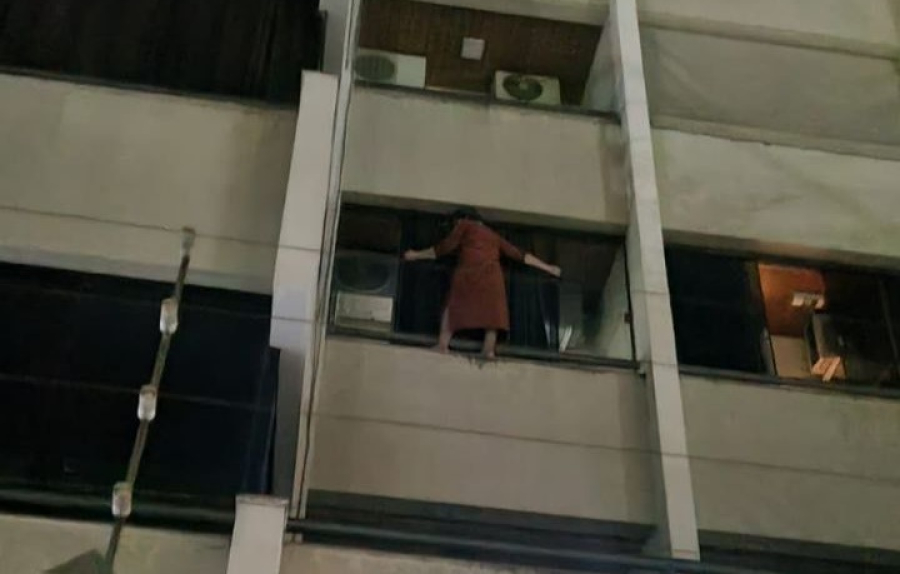 Idosa se pendura na janela após invasão de apartamento em Goiânia