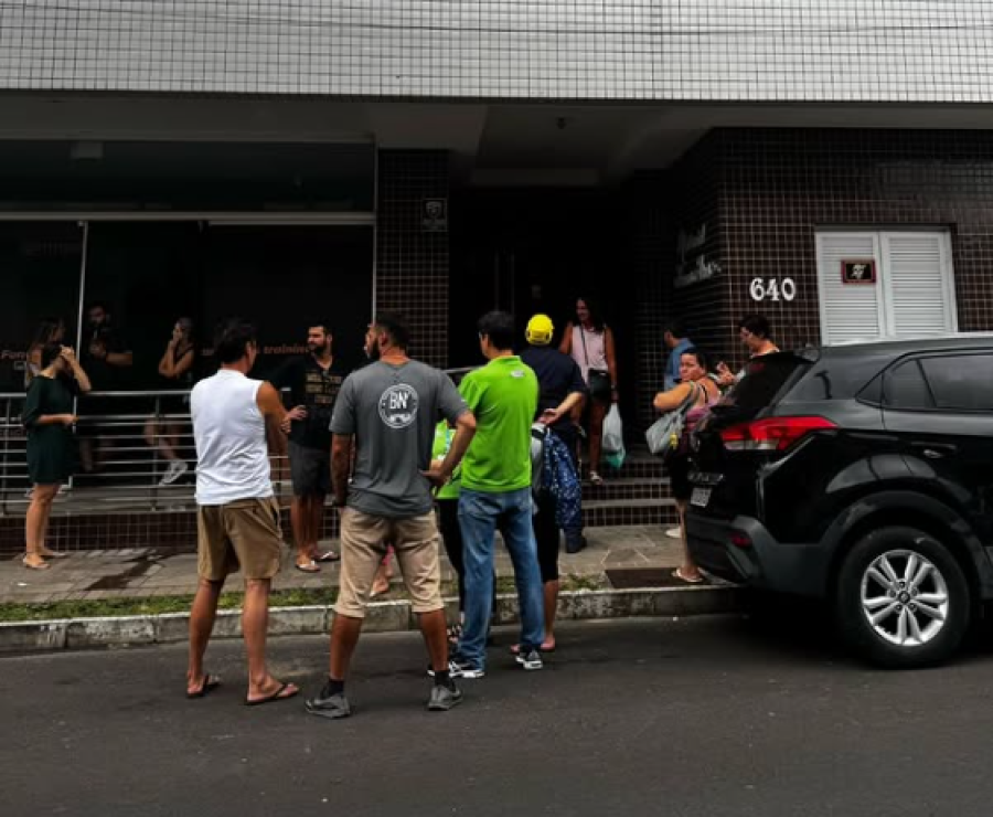 Moradores evacuam prédio em Osório (RS) após estouro de caixa d’água